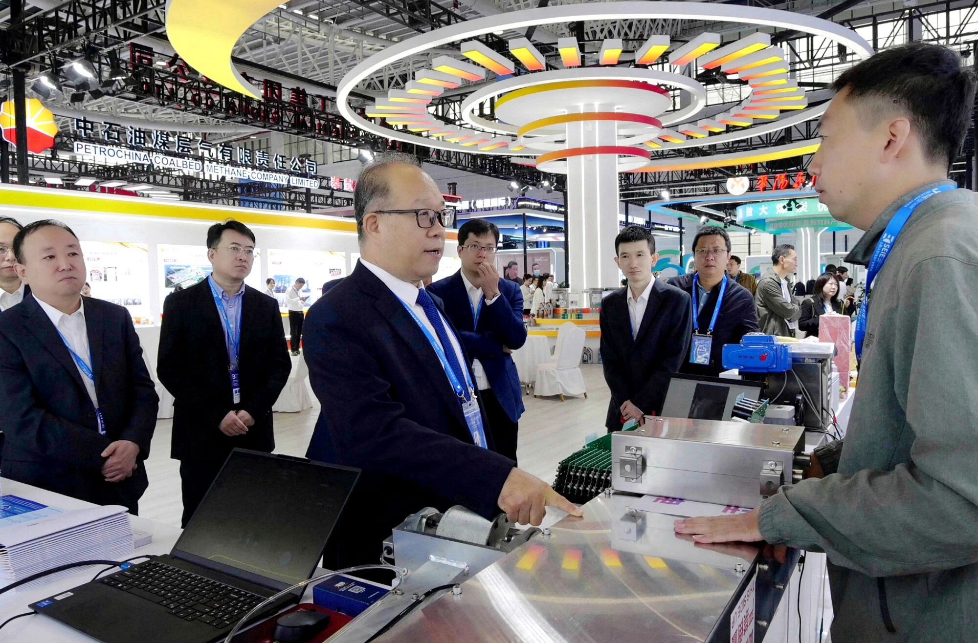 韩国h漫
参加2025年山西（太原）能源产业博览会 王志清巡视韩国h漫
展厅